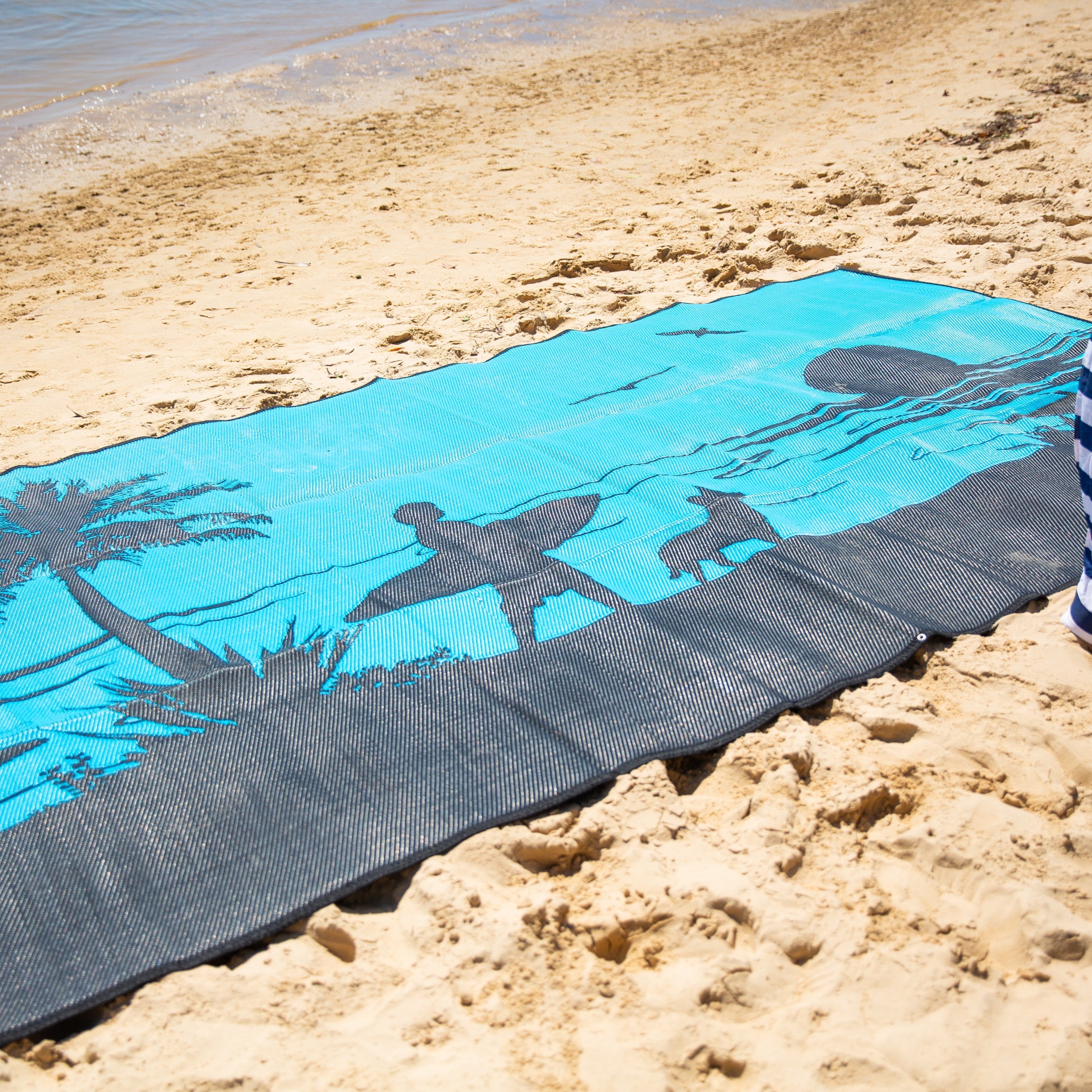 What Size Sand-Free Beach Mat Do You Need for Family Days by the Water?